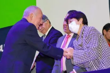La rectora Lilia Cedillo entrega reconocimiento por antigüedad a 505 trabajadores de la BUAP