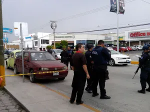 Hieren escoltas a ladrón de cuentahabiente y se dan a la fuga