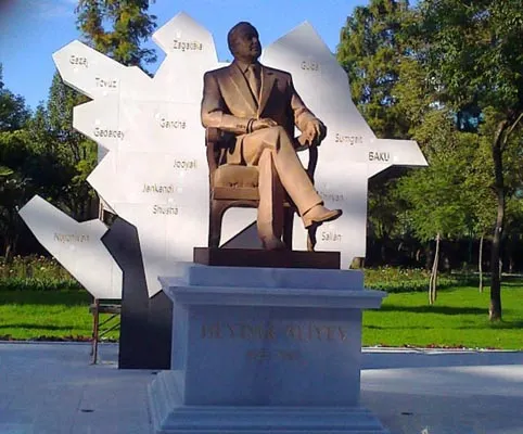 Quitan estatua de Aliyev del Paseo de la Reforma