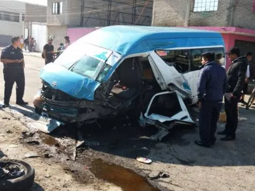 Choca camioneta de pasajeros en la México-Puebla; varios heridos