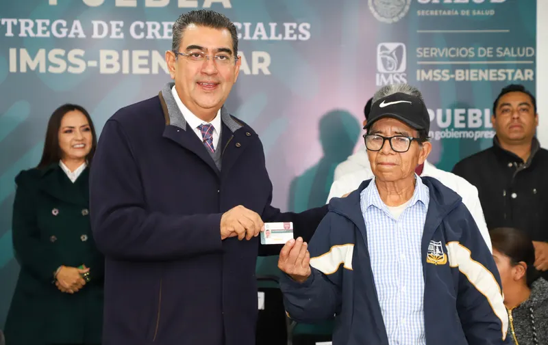 Inicia Sergio Salomón entrega de credenciales del programa IMSS-Bienestar