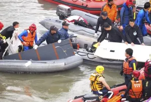 Avión roza viaducto en Taiwán y cae a río; 23 muertos