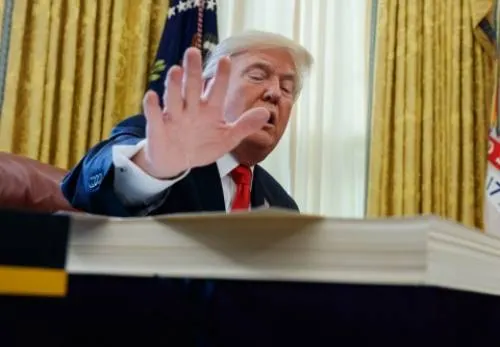Antes de Navidad, Trump ataca al “número dos” del FBI