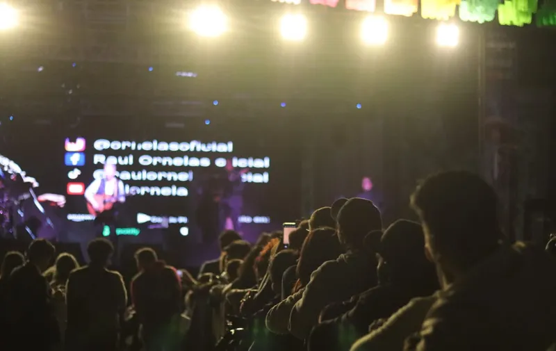 Ariadna Ayala recibe con emoción a Raúl Ornelas en una noche llena de trova, amor y alegría en la Feria de Atlixco 2025