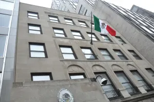 Peña Nieto destinará mil millones de pesos para consulados mexicanos en EEUU