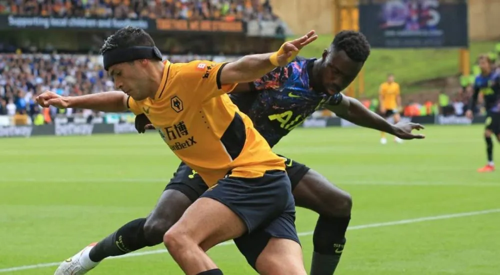 Raúl Jiménez, expulsado en tropiezo de los Wolves