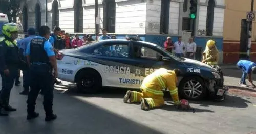 Patrulla se pasa el alto y embiste a un taxi en el Centro Histórico