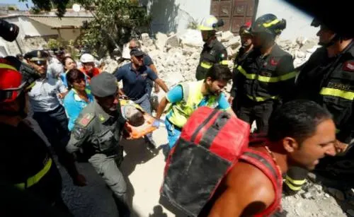 Después de 14 horas bajo escombros, rescatan a niños tras sismo en isla italiana