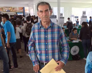 Don Javier se inscribe en la BUAP; será abogado