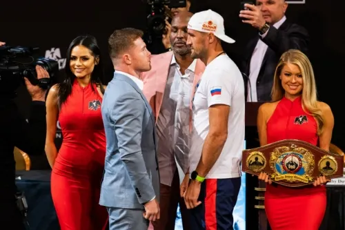 Kovalev, a nada de darle un codazo en la cara al Canelo durante rueda de prensa