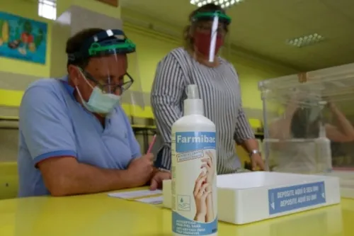 España reconfina a 200 mil personas por pandemia de Covid-19