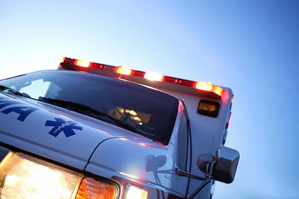 Luces y parte frontal de una ambulancia