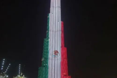 Burj Khalifa de Dubái se ilumina con los colores de la bandera de México
