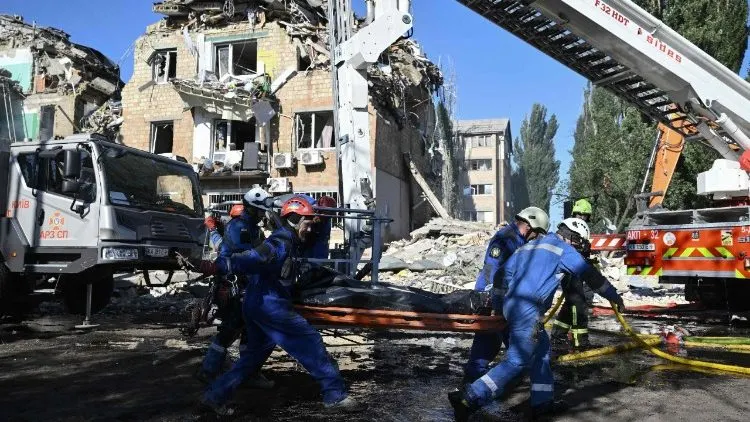 Ataque ruso en Kiev deja 18 muertos y decenas de heridos; Zelenski exige nuevas sanciones