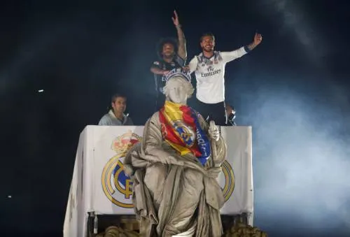 Los miles de aficionados del Real Madrid festejan la Liga en Cibeles