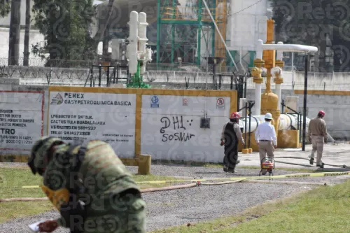 Fuga de gas en subestación de Pemex moviliza a cuerpos de emergencia