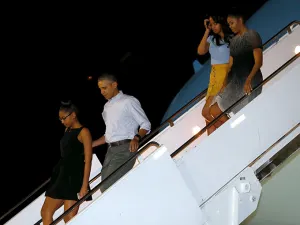 Obama y su familia llegan a Hawaii para vacacionar