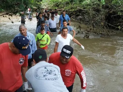 Creciente de arroyo arrastra a 34 personas en Nayarit