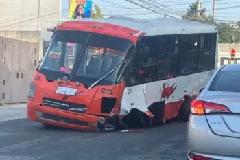 Chofer abandona microbús tras chocar en Camino Real a Cholula; la unidad terminó en el corralón