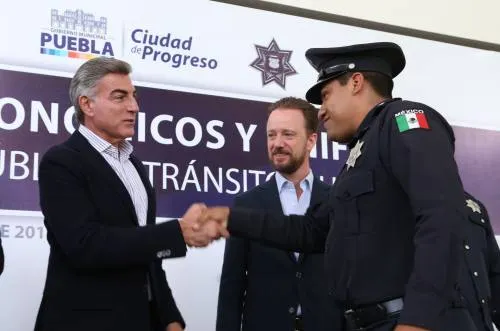 Tony Gali y Luis Banck reconocen a elementos de la policía municipal
