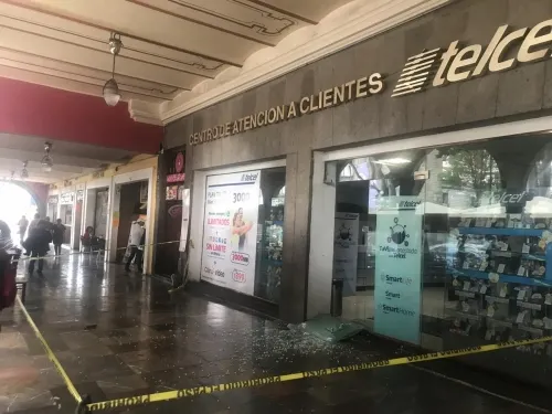 Rompen vidrio y se meten a robar en Telcel del Zócalo