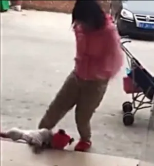 Video: Mujer tira y patea a su hija para que deje de llorar