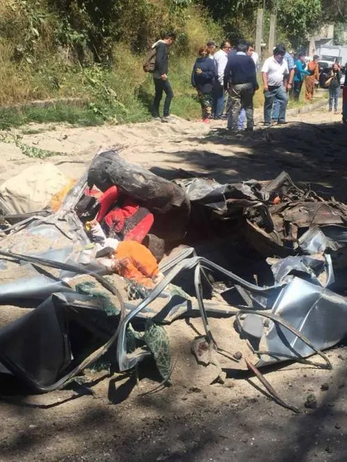Vuelca camión y aplasta auto compacto; mueren cinco