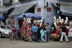 Instan comerciantes establecidos retiro de ambulantes del centro