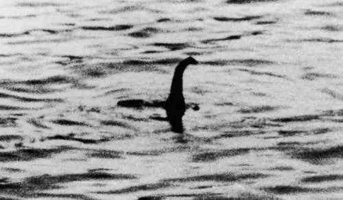 Engaños y Fraudes: La foto del Monstruo del Lago Ness de 1934 que engañó al mundo