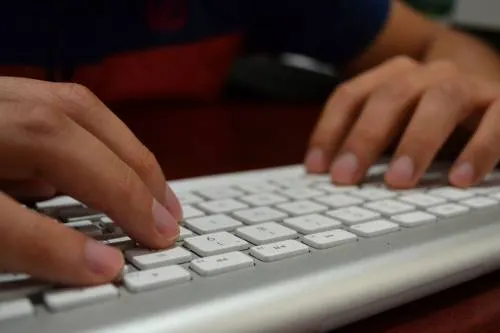 Investigador de la FCE de la BUAP diseña interfaz híbrida teclado-ratón para computadora