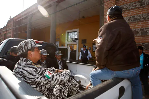 Custodios del Penal de Cholula trabajan sin equipo necesario