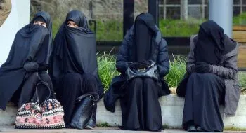 Talibanes ordenan a afganas cubrirse el rostro en la vía pública