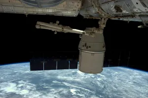 LA ‘DRAGON’ REGRESA A LA TIERRA
