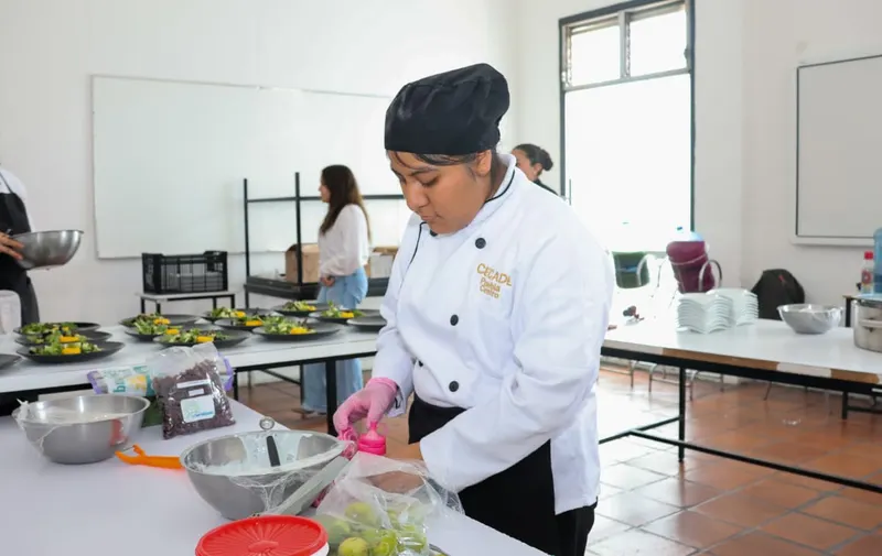 Jóvenes del Cecade se gradúan en gastronomía y fortalecen su seguridad económica y laboral