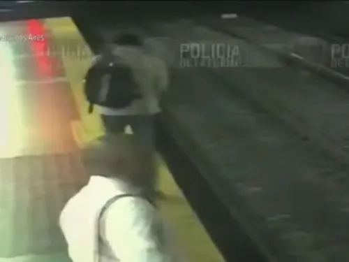 Hombre cae a vías del Metro por ir viendo su celular