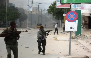 Terroristas matan a 35 personas en hotel de la capital de Somalia