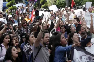 Universitarios alzan la voz y repudian desaparición de normalistas