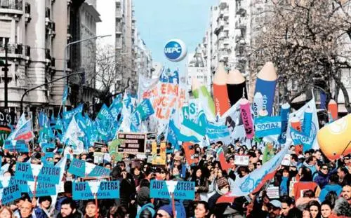 Tensión en Argentina: Ola de despidos en agencia de noticias