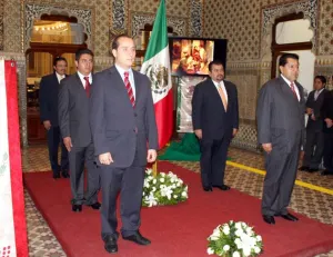 Diputados y administrativos realizan guardias de honor al Lábaro Patrio