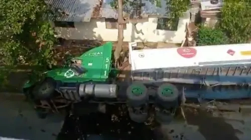 Pipa con etanol cae de puente en Veracruz
