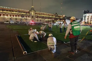 Transforman el zócalo del DF en campo de béisbol