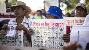 Padres de los 43 sufrieron percance carretero en Chilpancingo