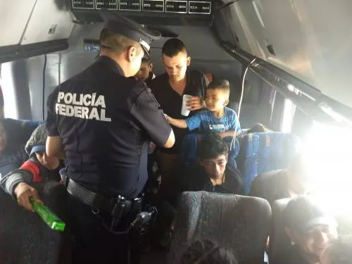 Rescatan indocumentados guatemaltecos en Puebla, entre ellos 10 infantes