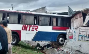 Autobús se sale de carretera y mata a un vendedor de cocos