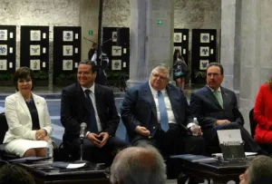 Hasta 12 por ciento se deprecia el peso durante 2015