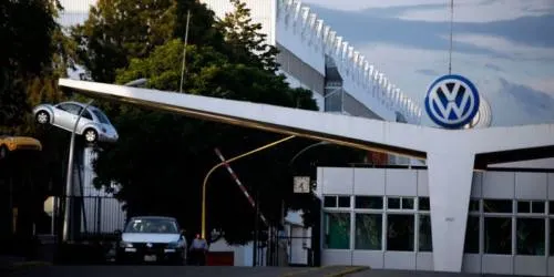 VW propuso baja temporal a sus obreros para enfrentar crisis en industria automotriz