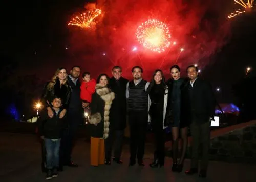 Tony Gali celebra año nuevo en compañía de familias poblanas