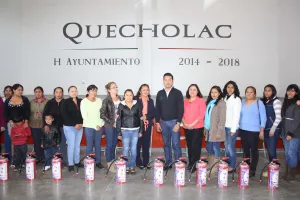 Néstor Camarillo entrega extintores; capacita a preescolares en prevención