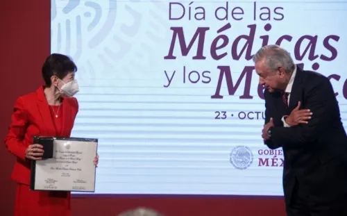 AMLO entrega Premio al Mérito Médico; reconoce al personal de salud en su día