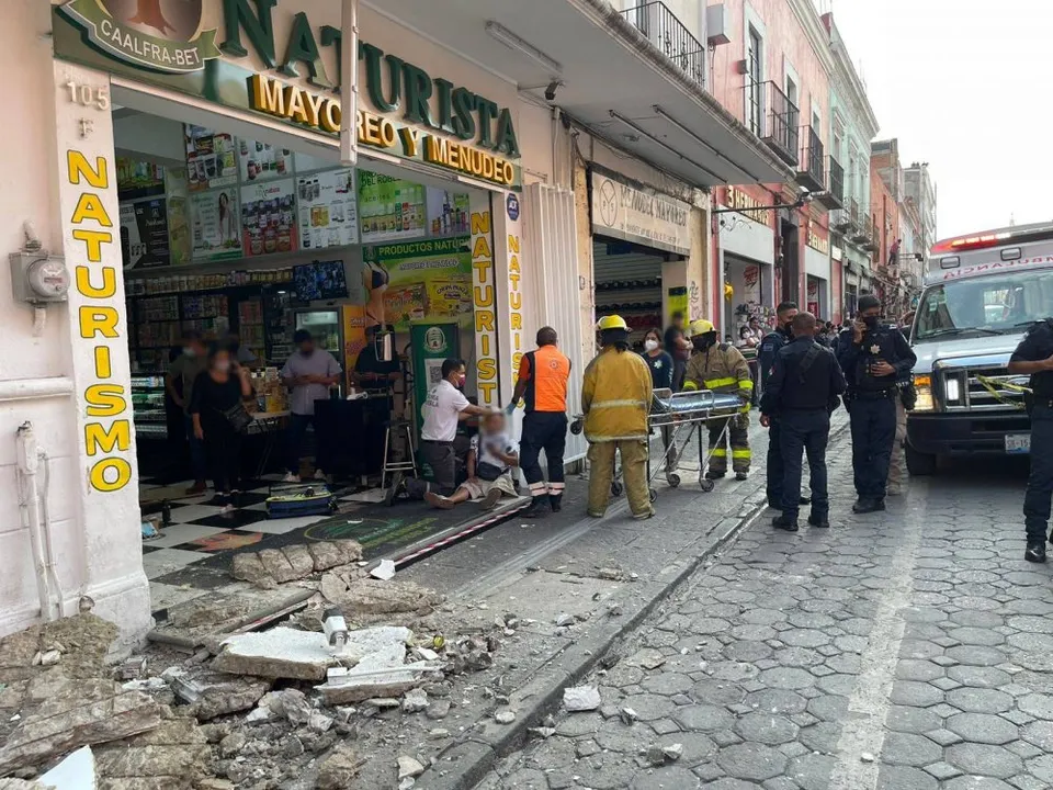 Cae marquesina y lesiona a 3 en pleno Centro